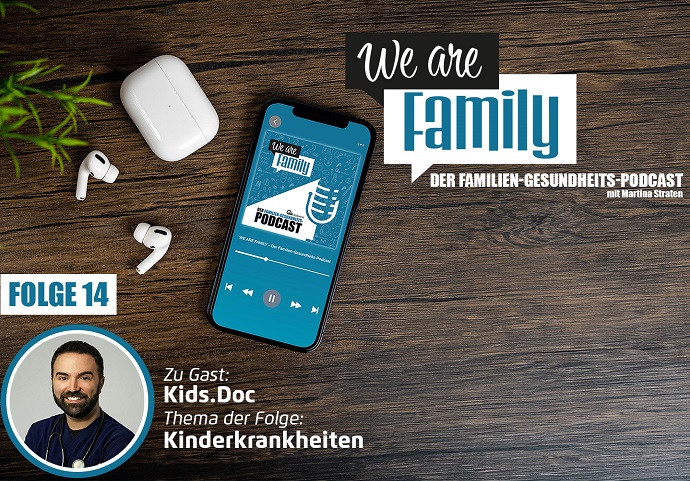 Auf einer Holzfläche steht ein Smartphone mit dem Cover des We-are-family-Podcast