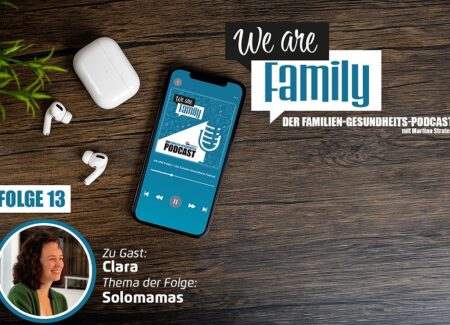 Auf einer Holzfläche steht ein Smartphone mit dem Cover des We-are-family-Podcast