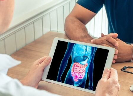 Ein Arzt sieht auf einem kleinen Display den Darm als digitale Grafik