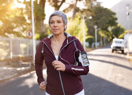 Eine Frau joggt auf einer Straße