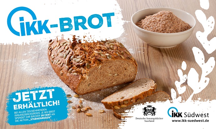 Das IKK Brot liegt auf einem Holztisch, daneben eine Scheibe Brot mit Käse und Honig