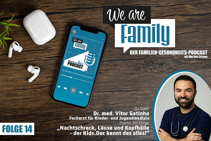 Auf einer Holzfläche steht ein Smartphone mit dem Cover des We-are-family-Podcast