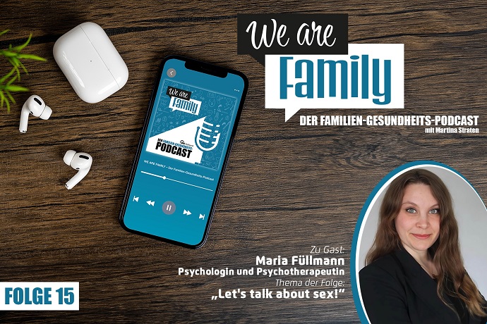 Auf einer Holzfläche steht ein Smartphone mit dem Cover des We-are-family-Podcast