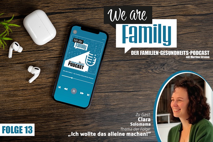 Auf einer Holzfläche steht ein Smartphone mit dem Cover des We-are-family-Podcast