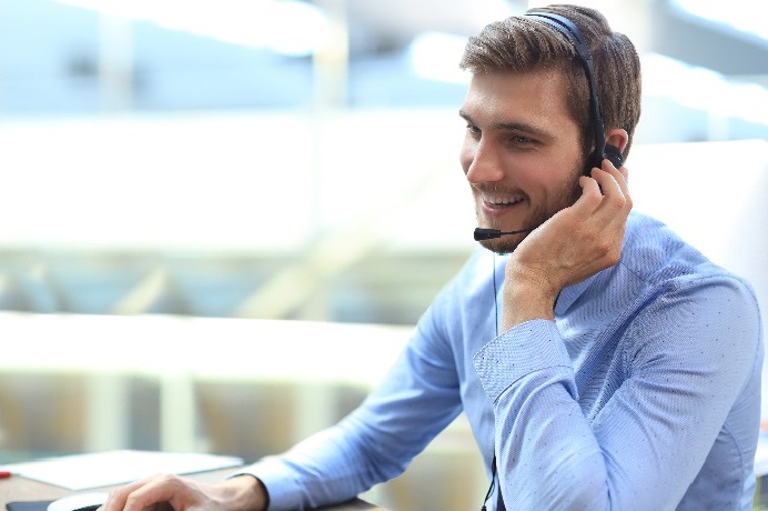 Ein Call-Center-Mitarbeiter mit Headset berät einen Kunden