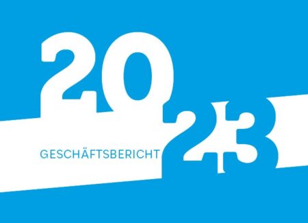 Der Text "Geschäftsbericht 2023" grafisch dargestellt in hellblau und weiß