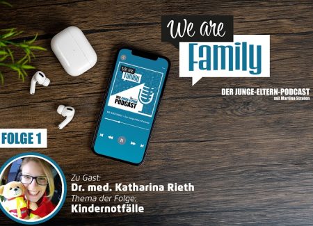 Auf einer Holzfläche steht ein Smartphone mit dem Cover des We-are-family-Podcastes