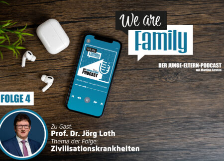 Auf einer Holzfläche steht ein Smartphone mit dem Cover des We-are-family-Podcast