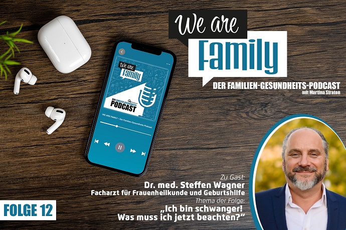 Auf einer Holzfläche steht ein Smartphone mit dem Cover des We-are-family-Podcast