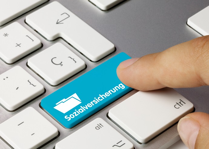 Eine blaue Taste mit der Aufschrift Sozialversicherung auf einer Tastatur