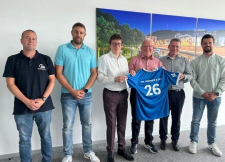 Gruppenfoto mit Vorstand der IKK Südwest mit SFV-Präsident sowie weiteren Verantwortlichen des Saarländischen Fußballverbandes