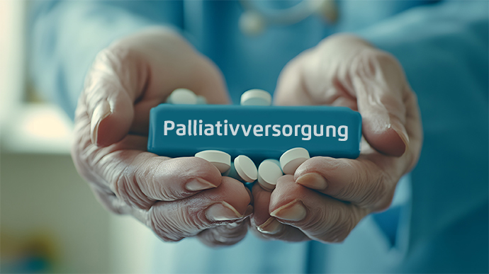 Zwei Hände einer Person halten Medikamente in der Hand und die Aufschrift Palliativversorgung