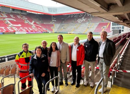 Gruppenbild im Kaiserslauterer Fußballstadion