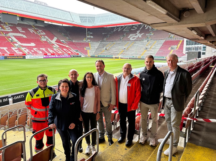 Gruppenbild im Kaiserslauterer Fußballstadion