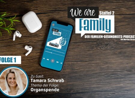 Auf einer Holzfläche steht ein Smartphone mit dem Cover des We-are-family-Podcasts