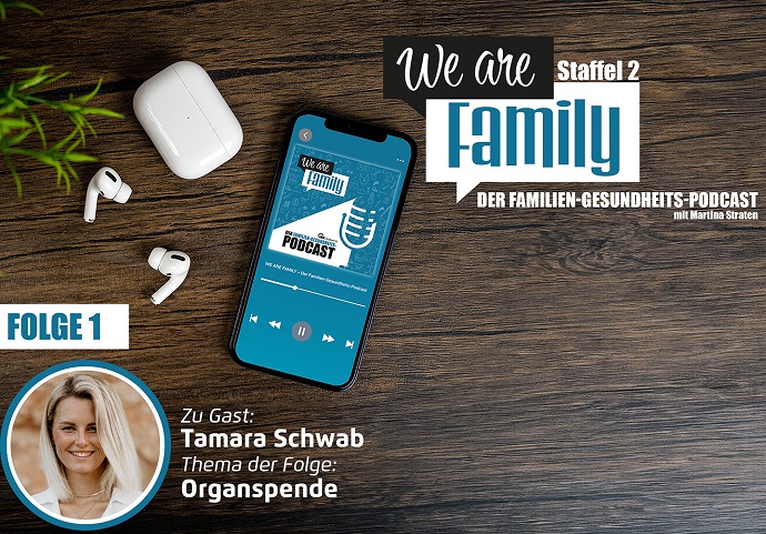 Auf einer Holzfläche steht ein Smartphone mit dem Cover des We-are-family-Podcasts